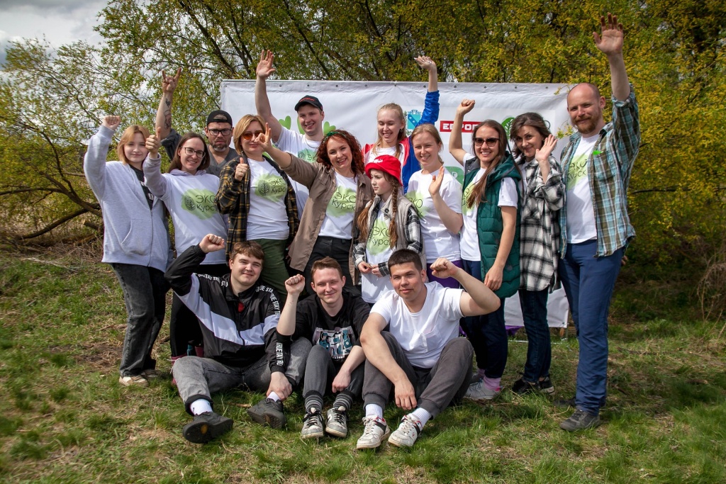 Волонтеры на фоне баннера